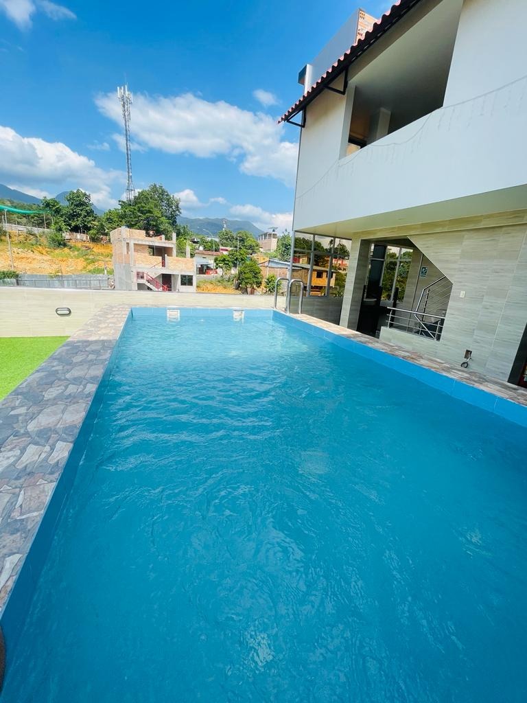 Piscina cristalina del hotel bajo la luz del día