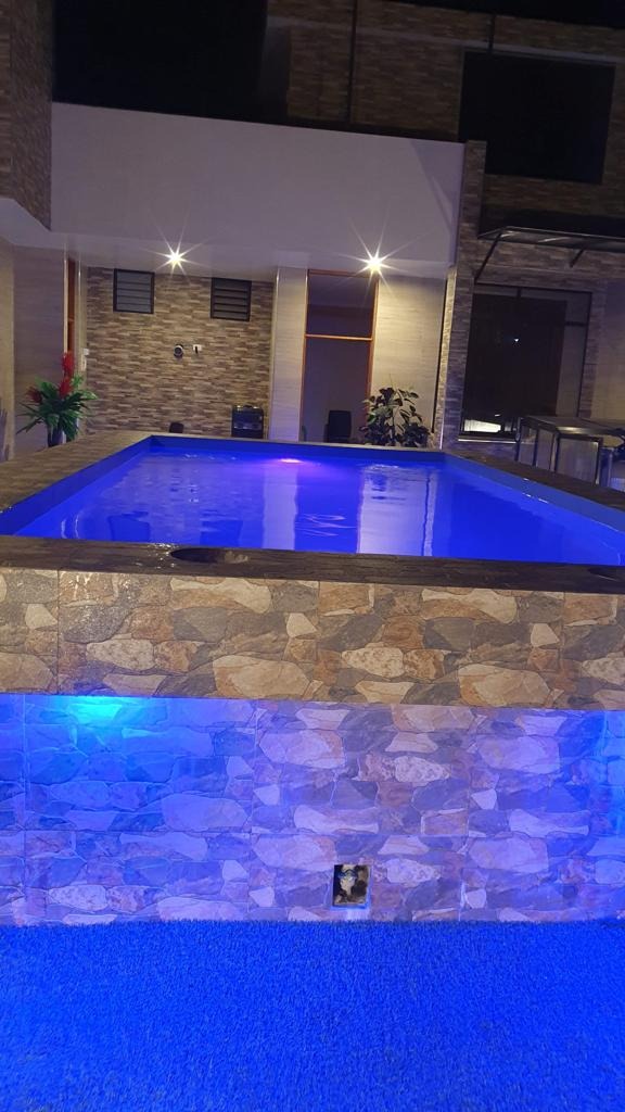 Piscina iluminada con luces LED azules de noche