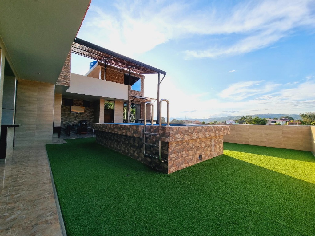 Vista exterior completa de la piscina y la terraza del hotel