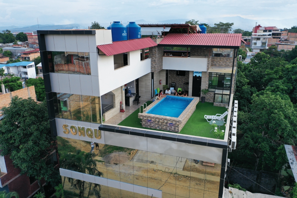 Vista aérea de dron de la terraza y piscina del hotel
