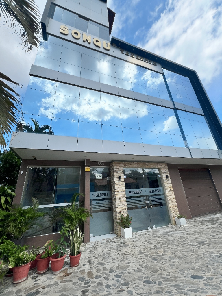 Fachada exterior de cristal moderna de Sonqu Tarapoto Hotel